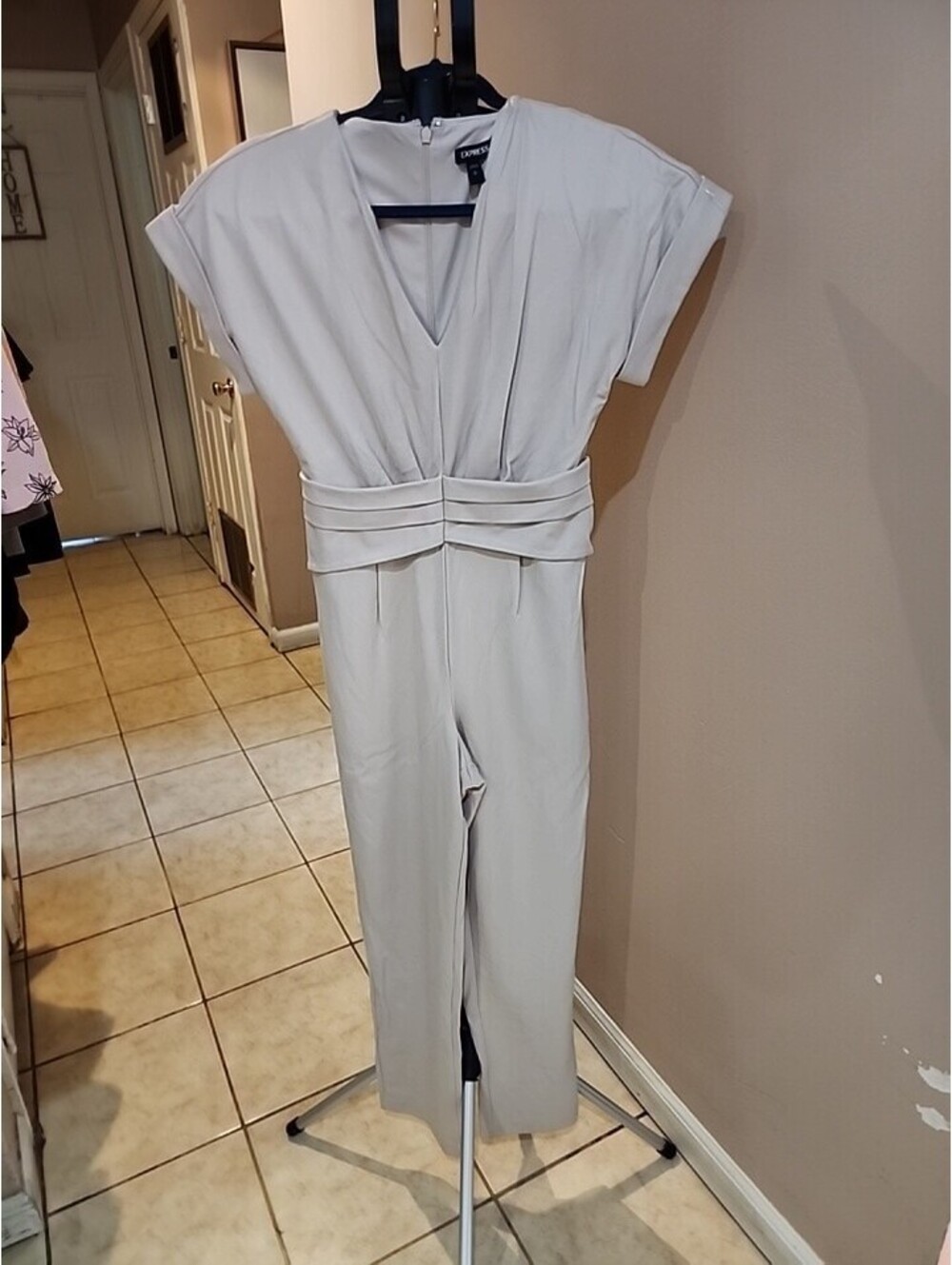 Express Women’s Jumpsuit S/P Beige Short Sleeve V Neck Pleated With Pockets02267